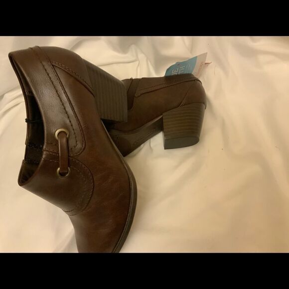 BareTraps Size 8 W Brown Faux Leather Ankle Booties Renee Slip on RV $89 - Picture 1 of 9